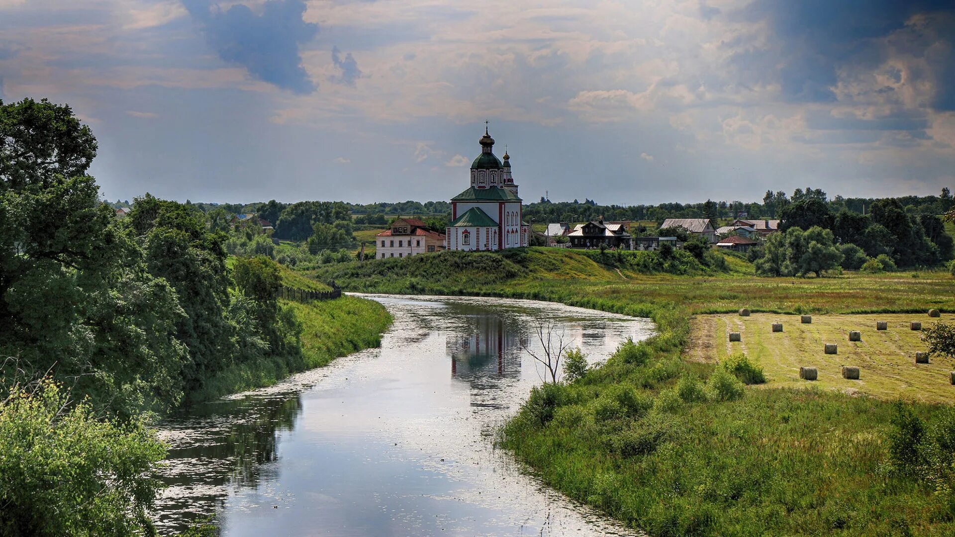 Город стоит над рекою. Река Каменка Суздаль. Речка Каменка Суздаль. Берег реки Каменка Суздаль. Город Суздаль река Каменка.