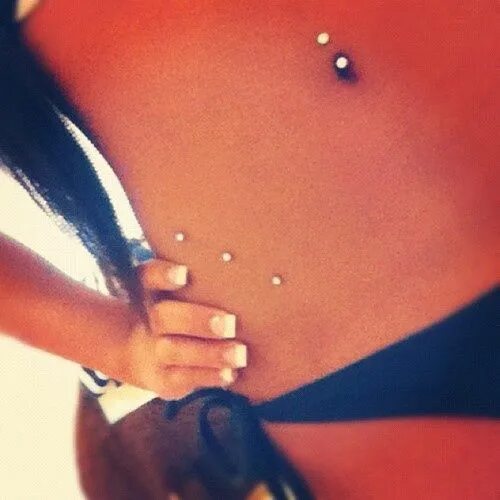 Маленькая грудь с пирсингом. Прокол сосков видео. Проколотые мужские соски. Плоскостной пирсинг декольте. Нострил улитка.