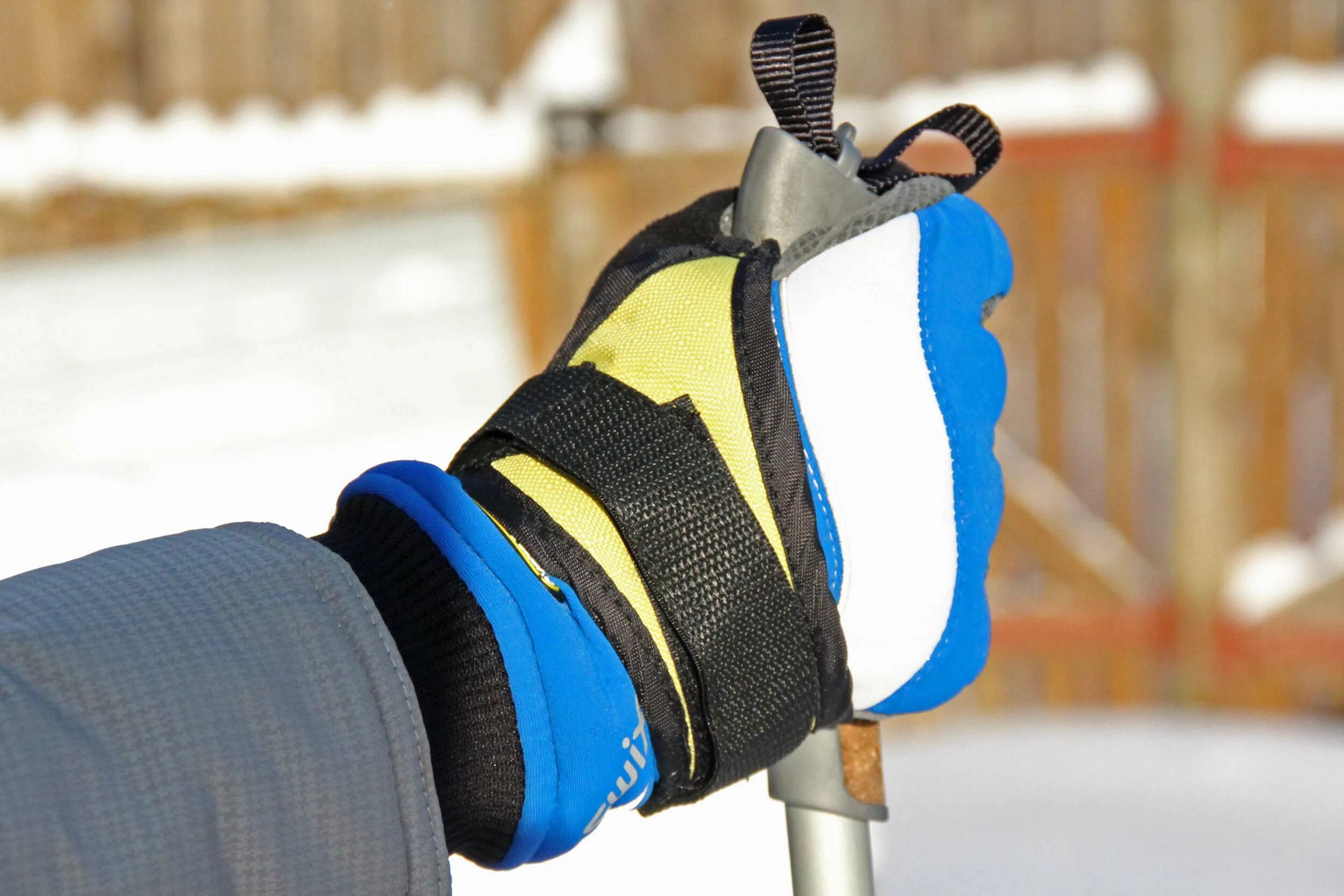 правильное держание лыжной палки. палки лыжные алюмин. удобная ручка лыжной палки.