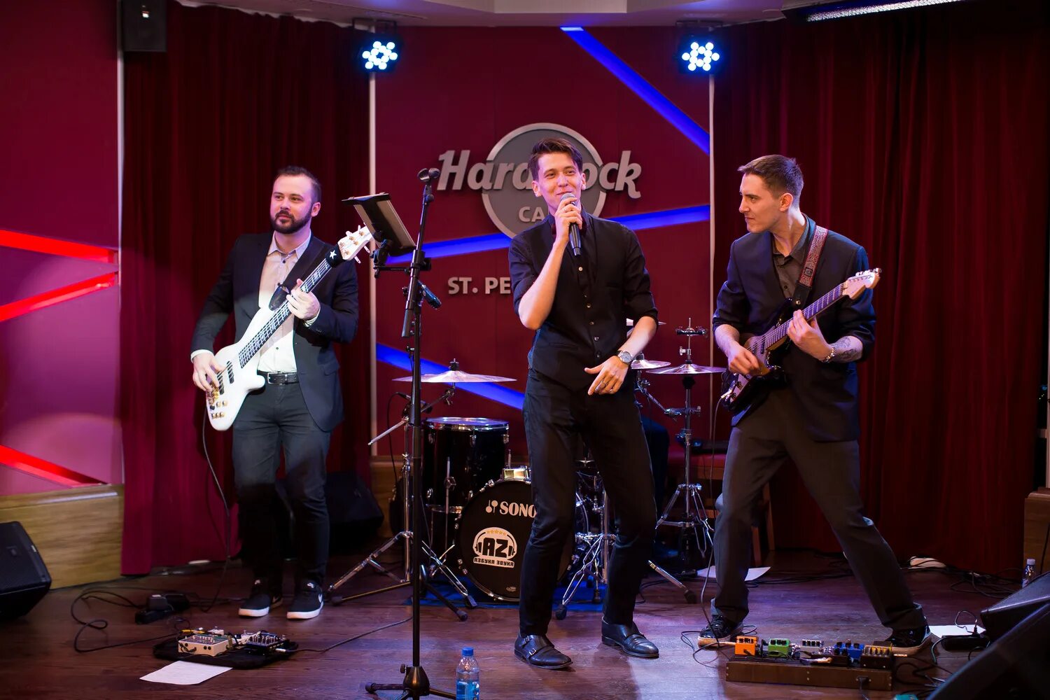 Рок кафе петербурга. Hard rock cafe питер. спб хард рок кафе хард-рок. hard rock cafe санкт-петербург никольские ряды. хард рок кафе никольские ряды.