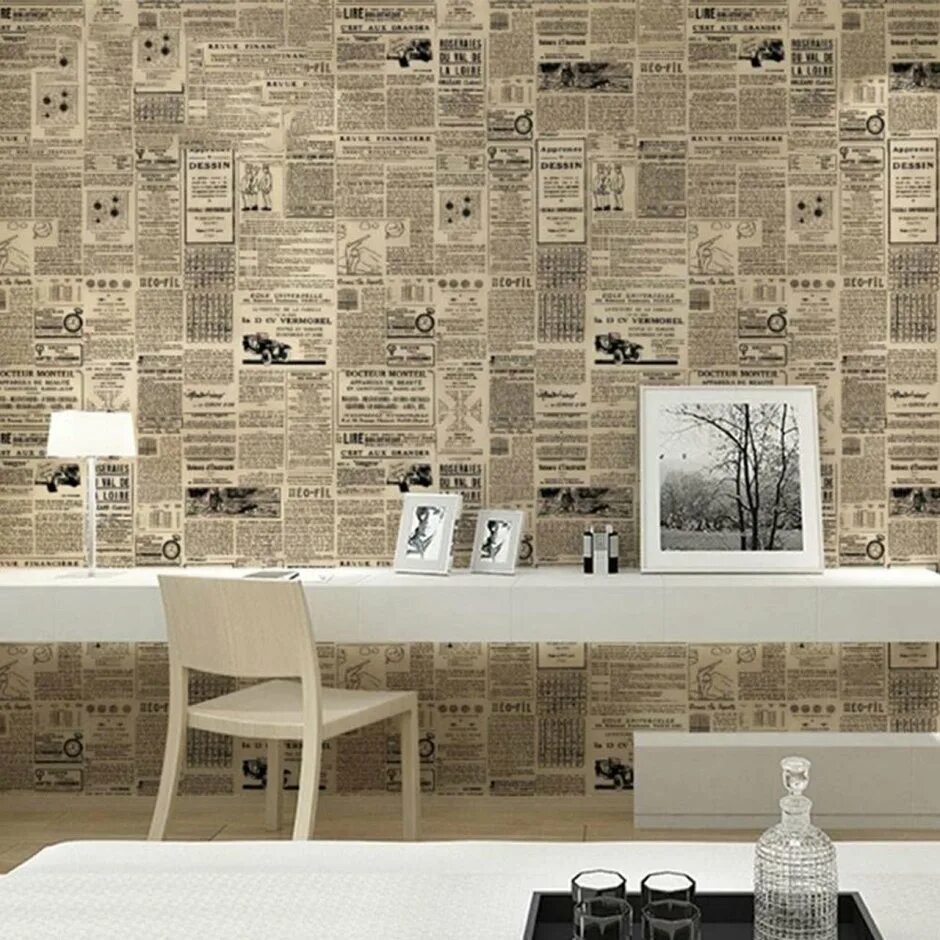Стена обклеенная газетами. Декор стен старыми газетами. Wall newspaper. Обои в газетном стиле. Стена обклеенная газетами.
