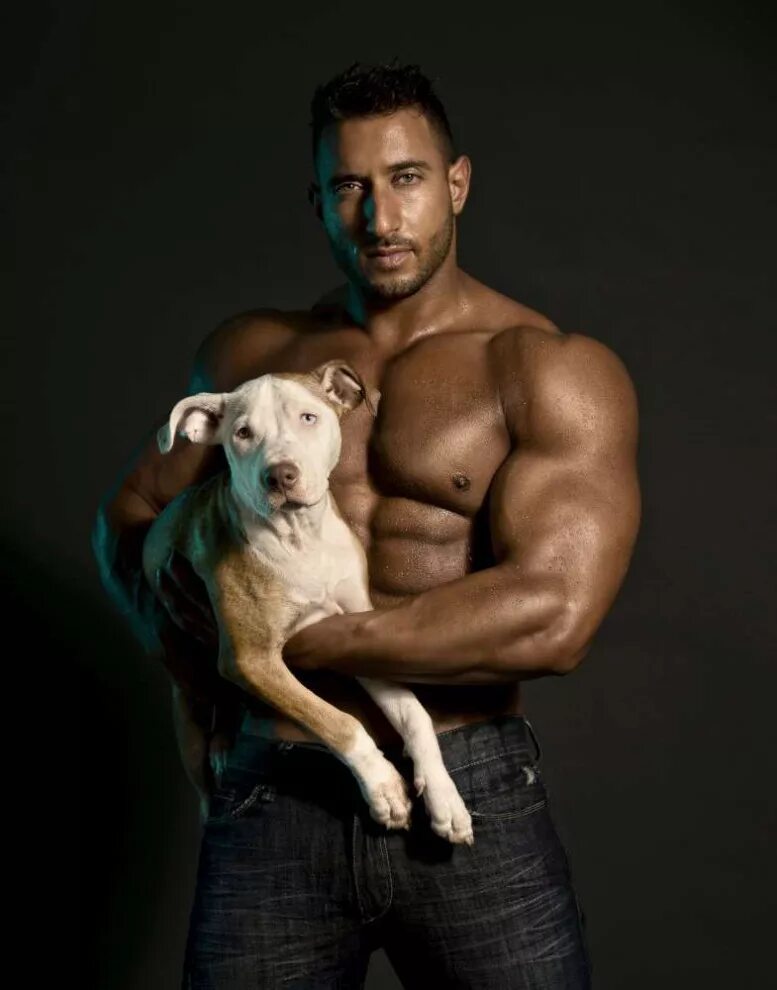 Мужчина с собакой. Парень с собачкой. Красивый мужчина с собачкой. Мужская фотосессия с собакой.