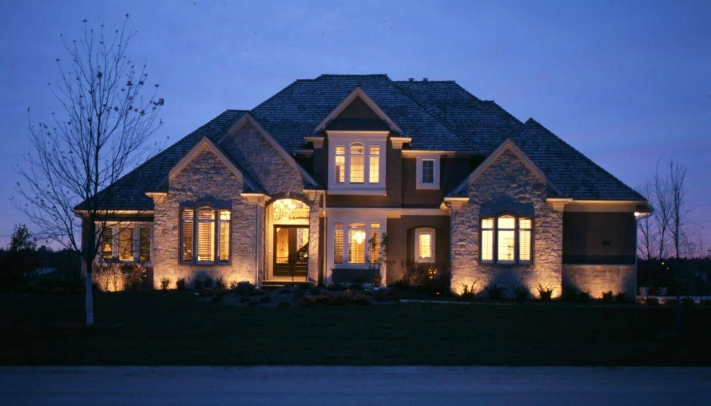 Красивый дом ночью. Ночное освещение дома. Дом ночью снаружи. Ночной фасад дома. Подсветка американских домов.