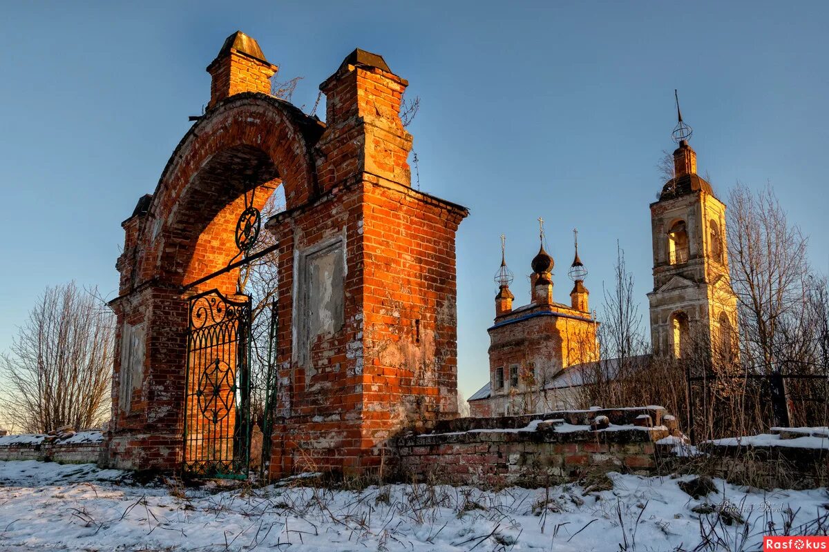 Разрушенная церковь село великое ярославская область. Храм христа спасителя до революции. Успенский собор киево-печерской лавры после войны. Покровский собор барнаул 1910 год. В каком году храм был разрушен.