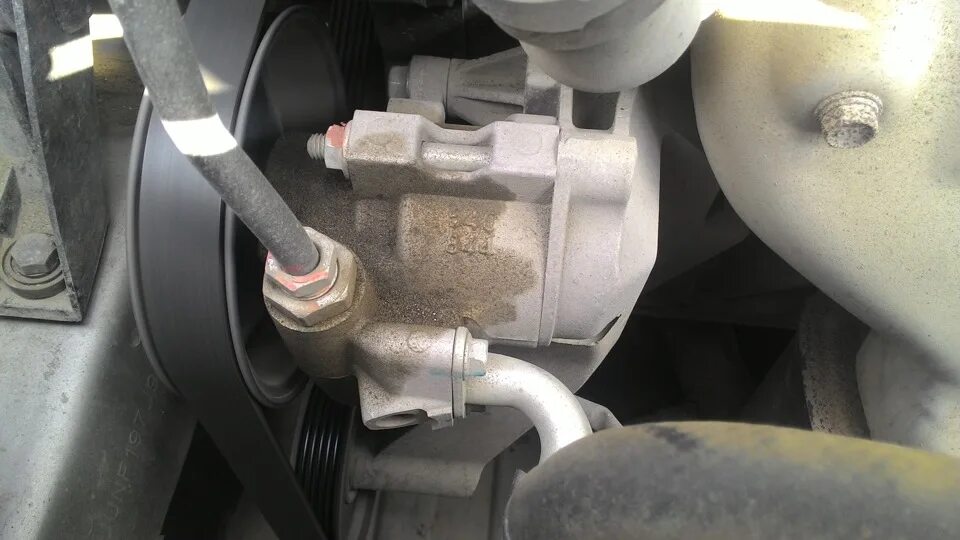 Течет тосол за двигателем на лачетти. Mr20de течь масла с боковой крышки. Шевроле лачетти течь. Течь антифриза лачетти 1. Масло из под клапанной крышки лачетти.