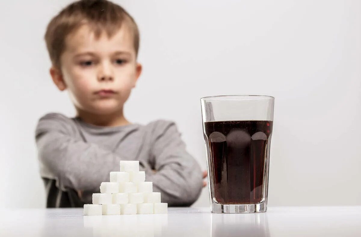 Дети пьют колу. Сахар у детей. Ребенок отказывается от сладостей. Откажитесь от сладких напитков.