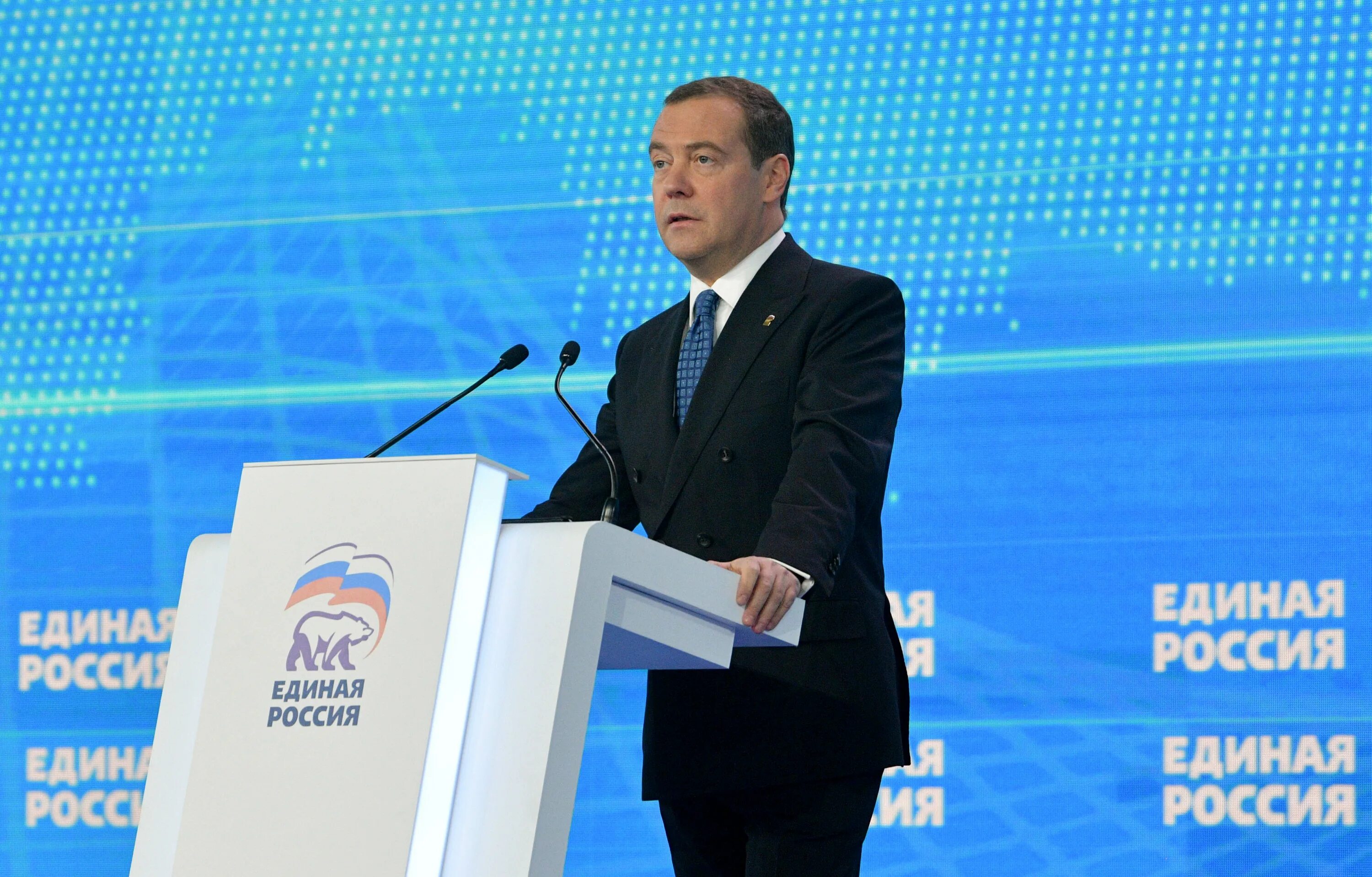 Д а медведев единая россия. Медведев на съезде Единой России 2021. Лидеры партий Медведев.