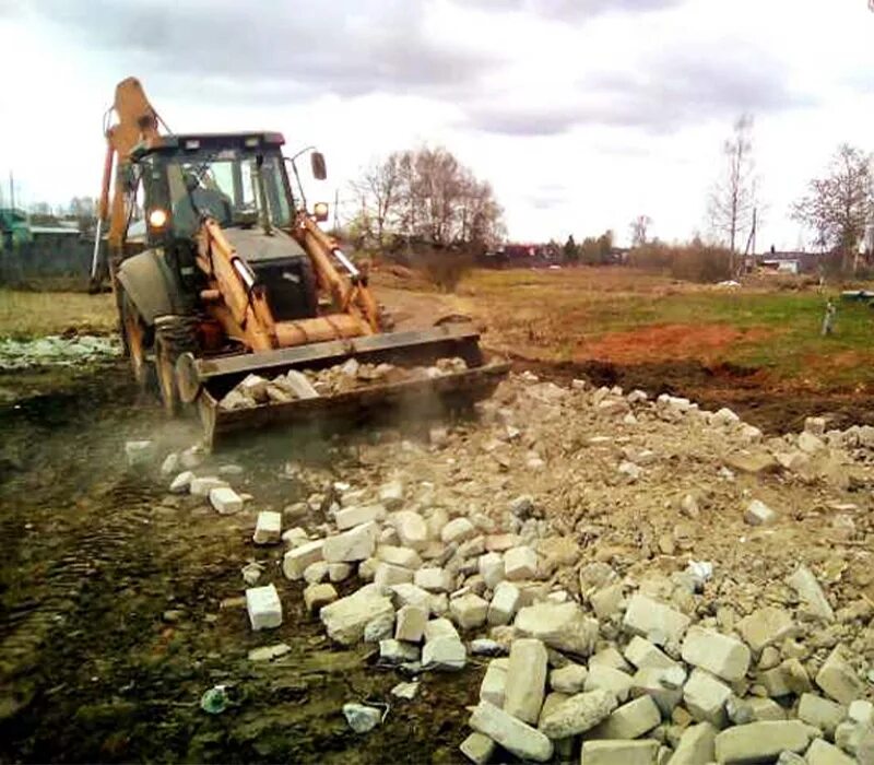 Строительный мусор на участке. Отсыпка участка битым кирпичом. Отсыпка дороги щебнем. Бой кирпича для отсыпки дорог. Отсыпка дороги кирпичом.