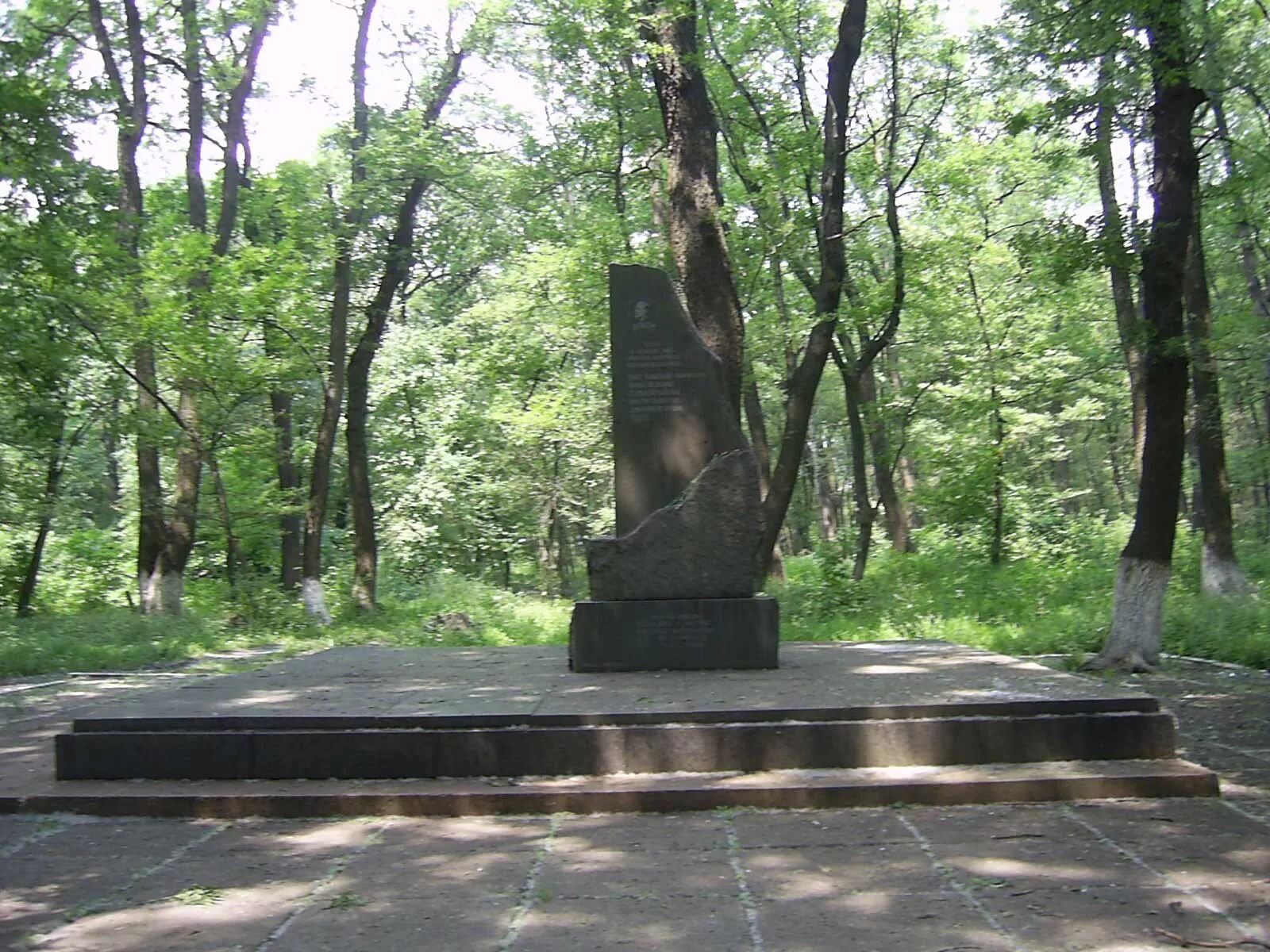 Похороны молодой гвардии 1943. Шурф шахты молодая гвардия. Молодогвардейцы шурф шахты. Молодая гвардия памятник в ровеньках. Похороны молодой гвардии 1943.