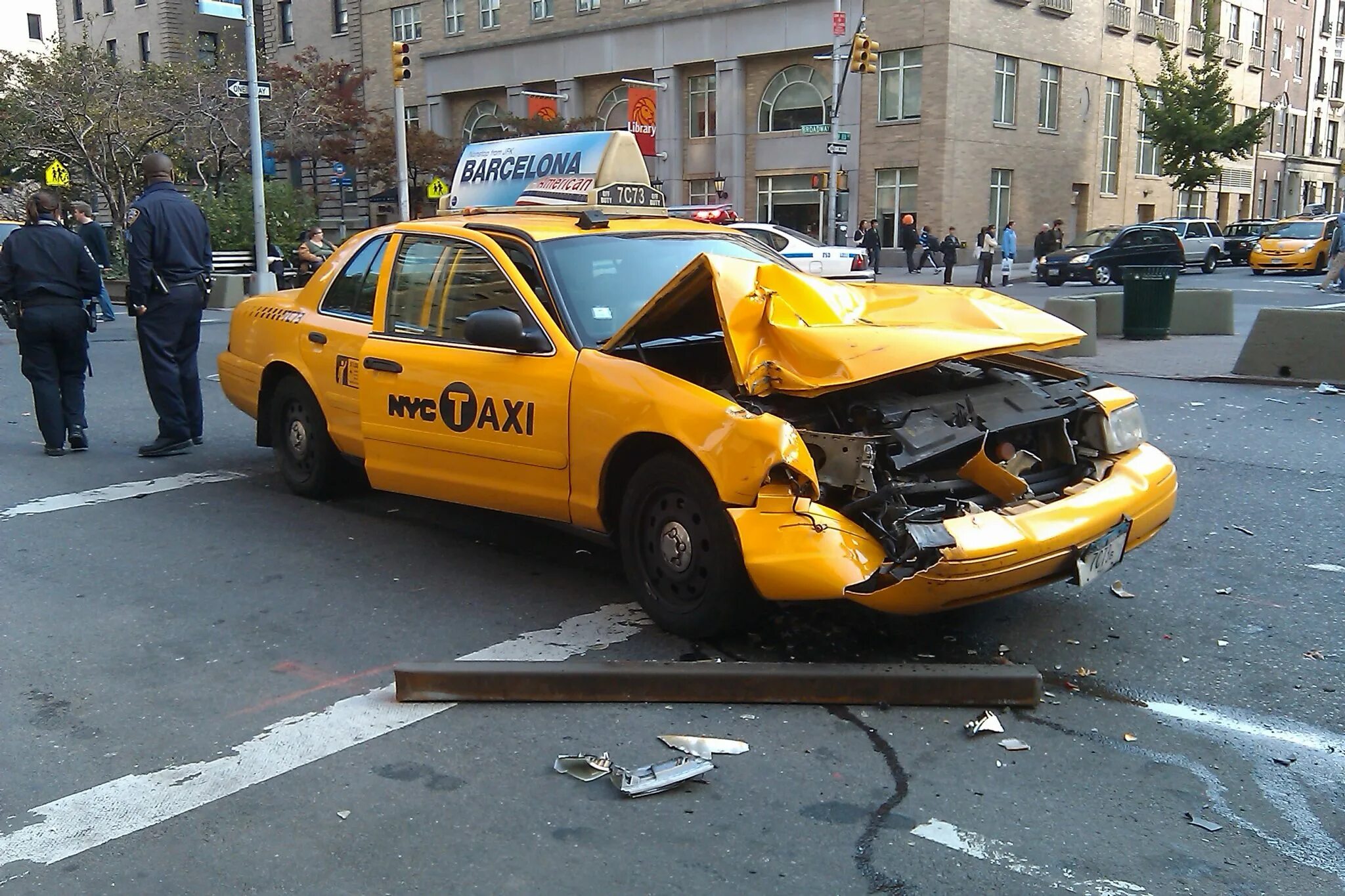 Машина "такси". Таксист в машине. Таксист разбил