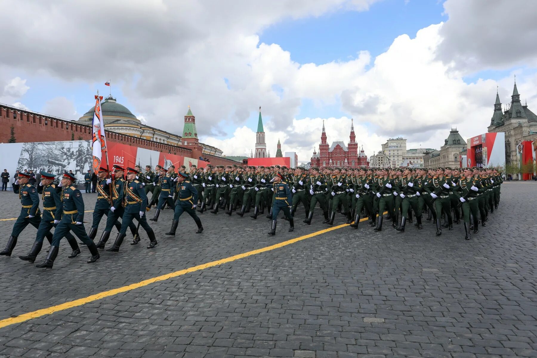 В сколько парад в москве