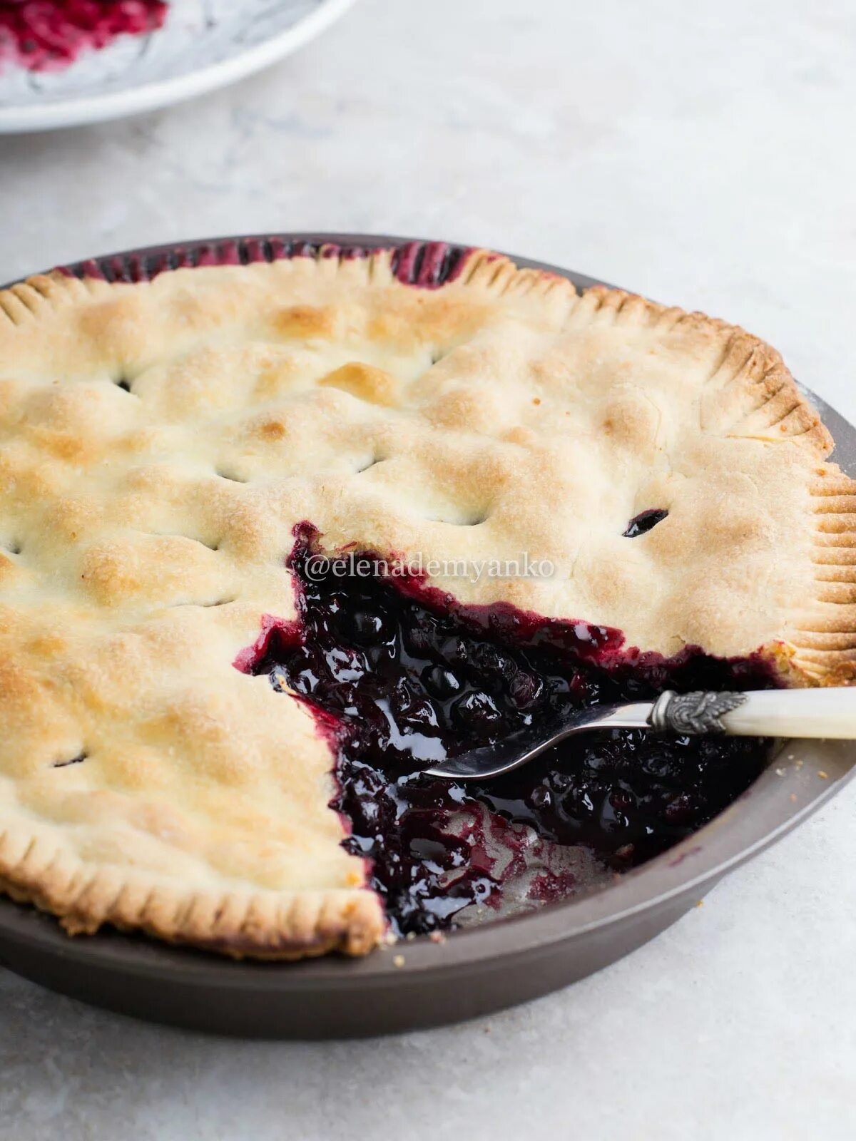 Черничный песочный пирог с черникой. Лимонно черничные сконы. Пирог с черникой и сметаной. Цветаевский пирог с черной смородиной. Черничный заливной пирог.