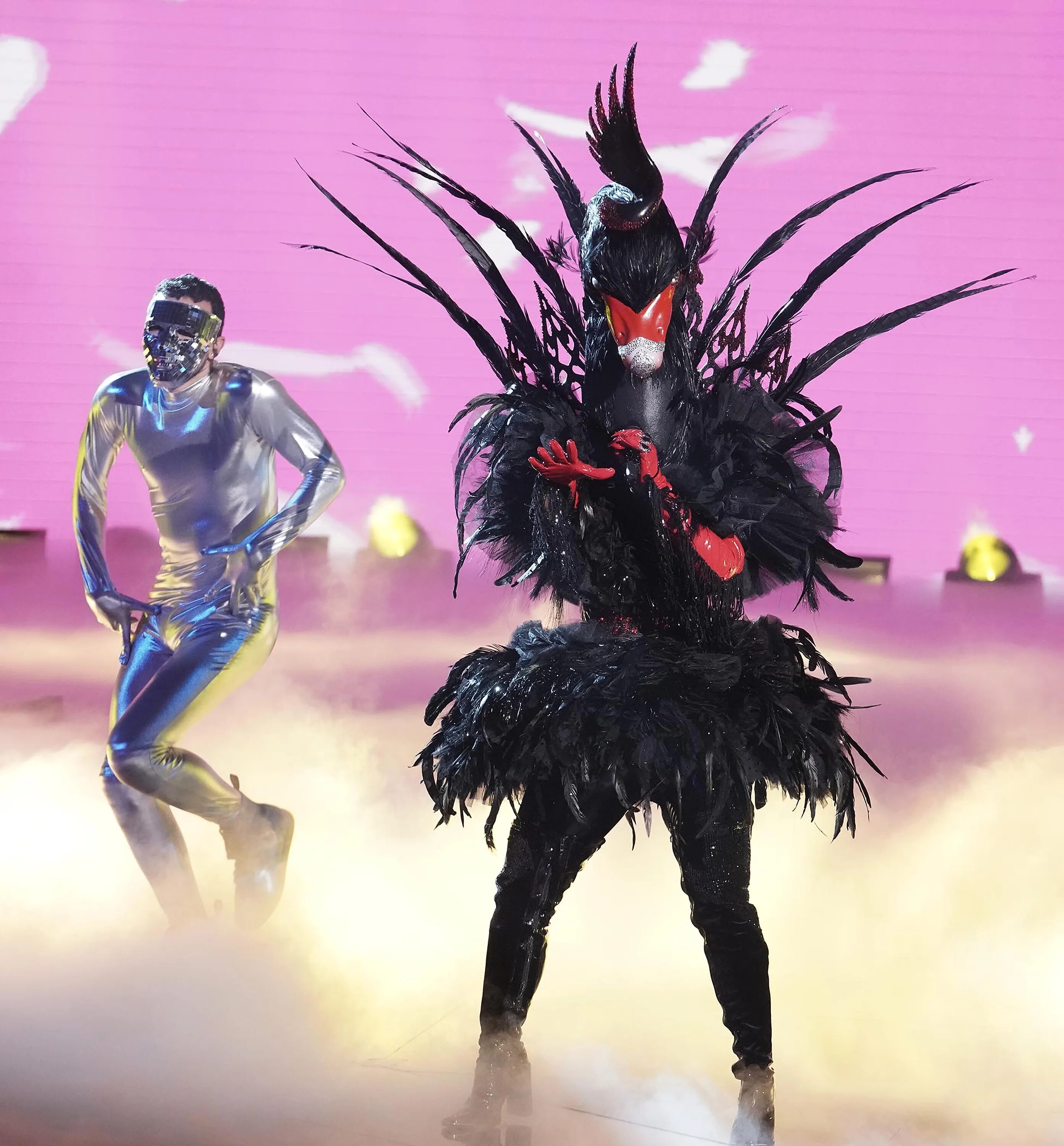 Шоу "the masked Singer" -2020. The masked Singer Феникс. The masked Singer Black Swan. Шоу маска черный лебедь.