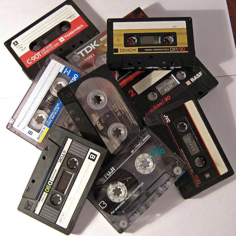 Покажи кассеты. Компакт-кассета. Компакт-кассета Manowar. Компакт кассеты КРУКС. Магнитофонная кассета Agfa хромовая.