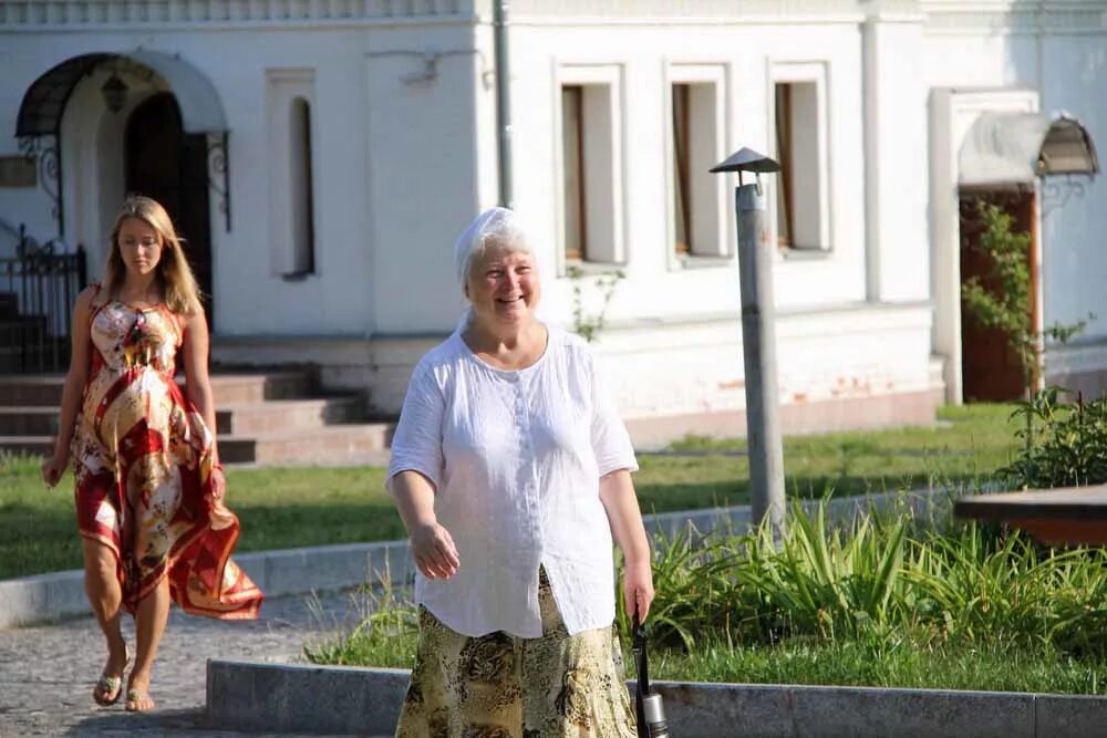 Можно ходить в церковь в брюках женщинам