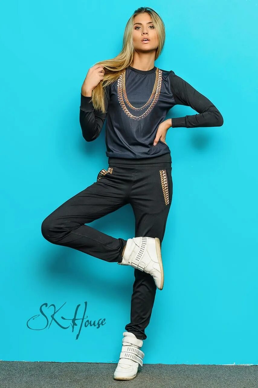 Костюм под спортивный. Спортивный стиль. спортивный стиль одежды. спортивный сталь в одежде. необычные спортивные костюмы.