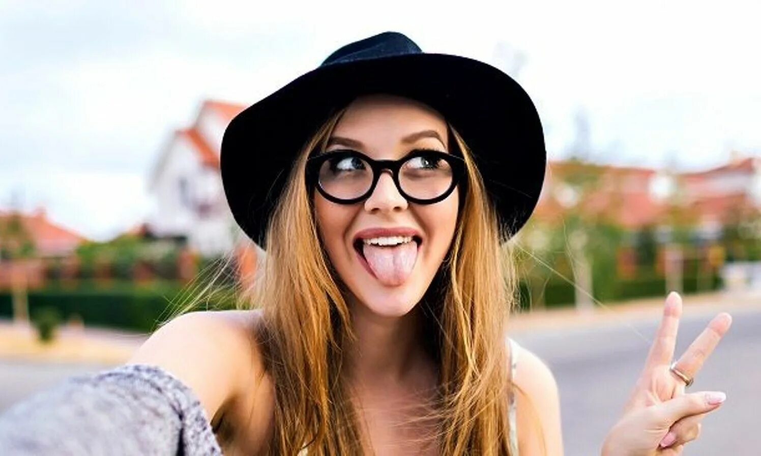 Marina laswick в очках. Девушка в очках с языком. Позитивная девушка. Девушка в очках с языком. Женщина в темных очках.