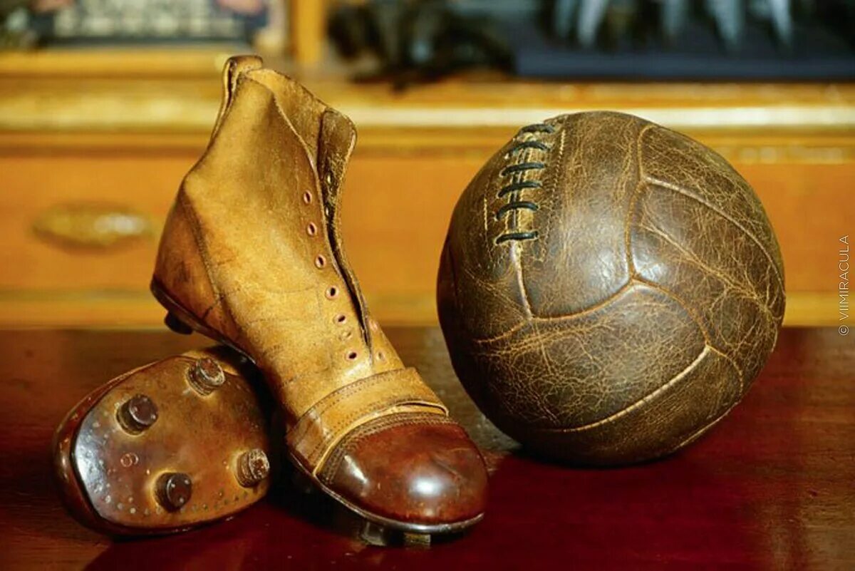 Первый мяч в футболе. Советские бутсы. Футбольный мяч в древности. Старый футбольный мяч. Первые бутсы.