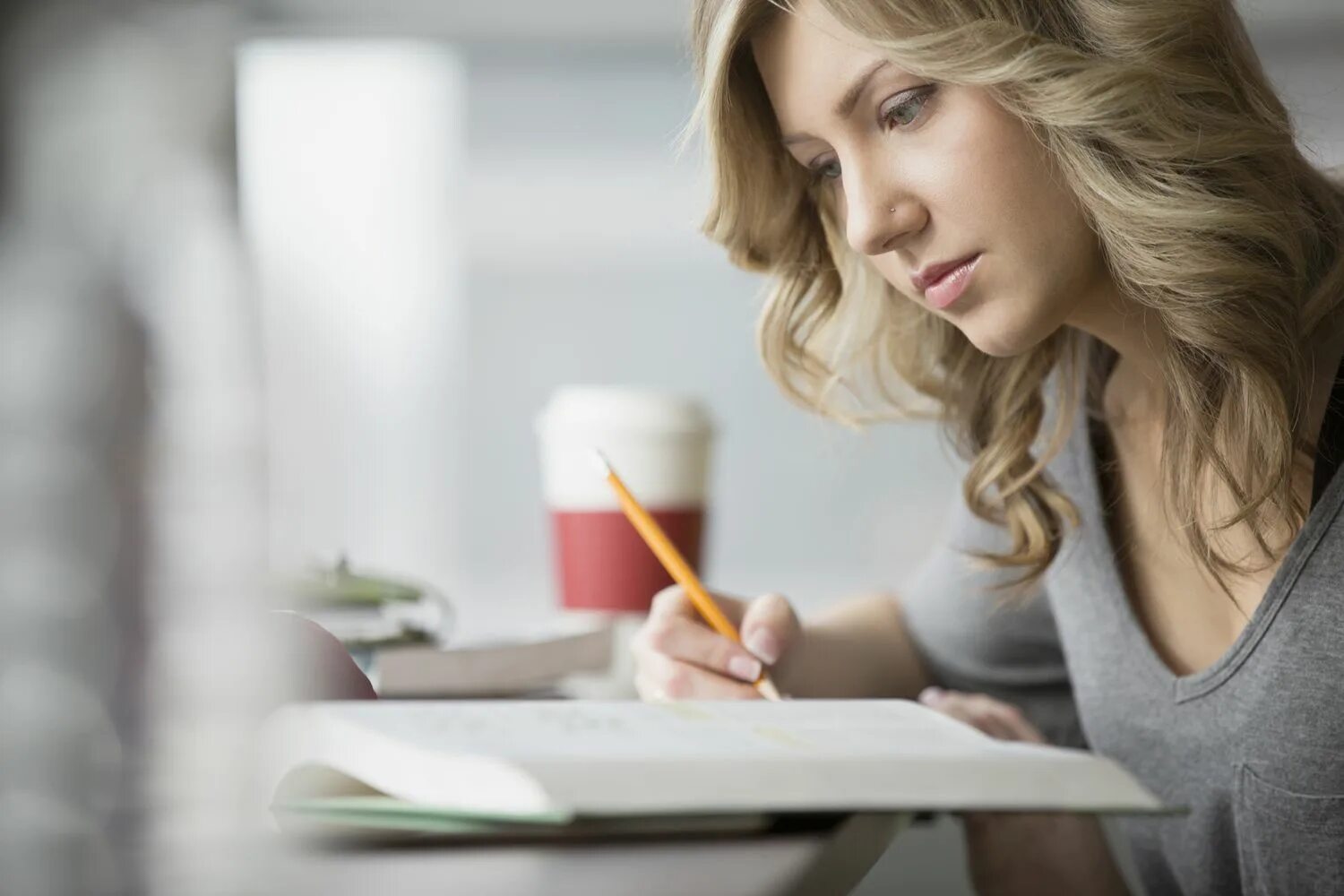 She study for her exams. Подготовка к экзаменам. Девушки студентки. Девушка готовится к экзаменам. Подготовка к экзаменам фото.