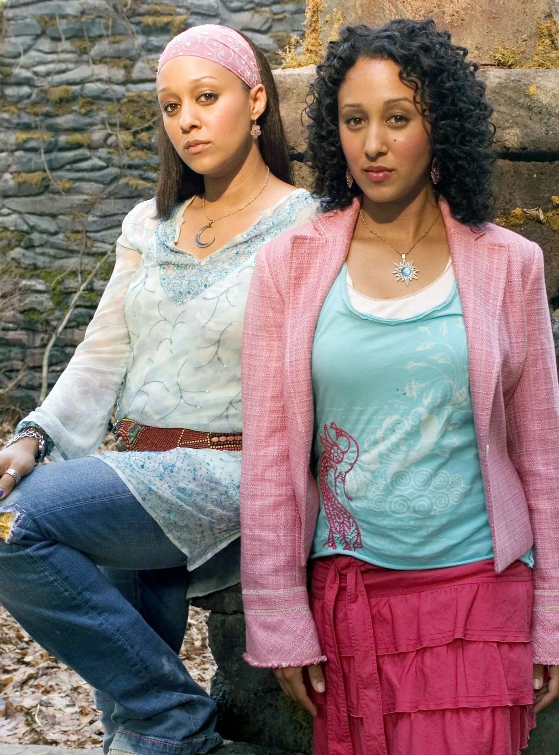 4 для обоих сестер. Ведьмы-близняшки (2005). Тиа Моури ведьмы близняшки. Аполло и Артемис ведьмы близняшки.