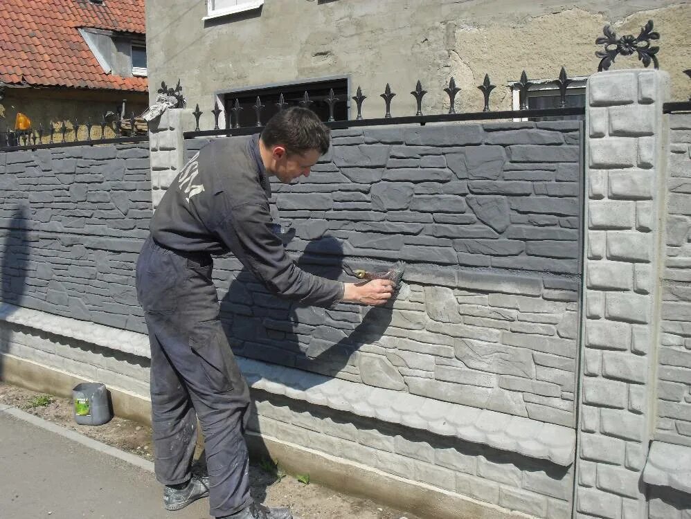 Покраска бетонного забора. Крашенный бетонный забор. Покрасить бетонный забор. Еврозабор бетонный крашеный.