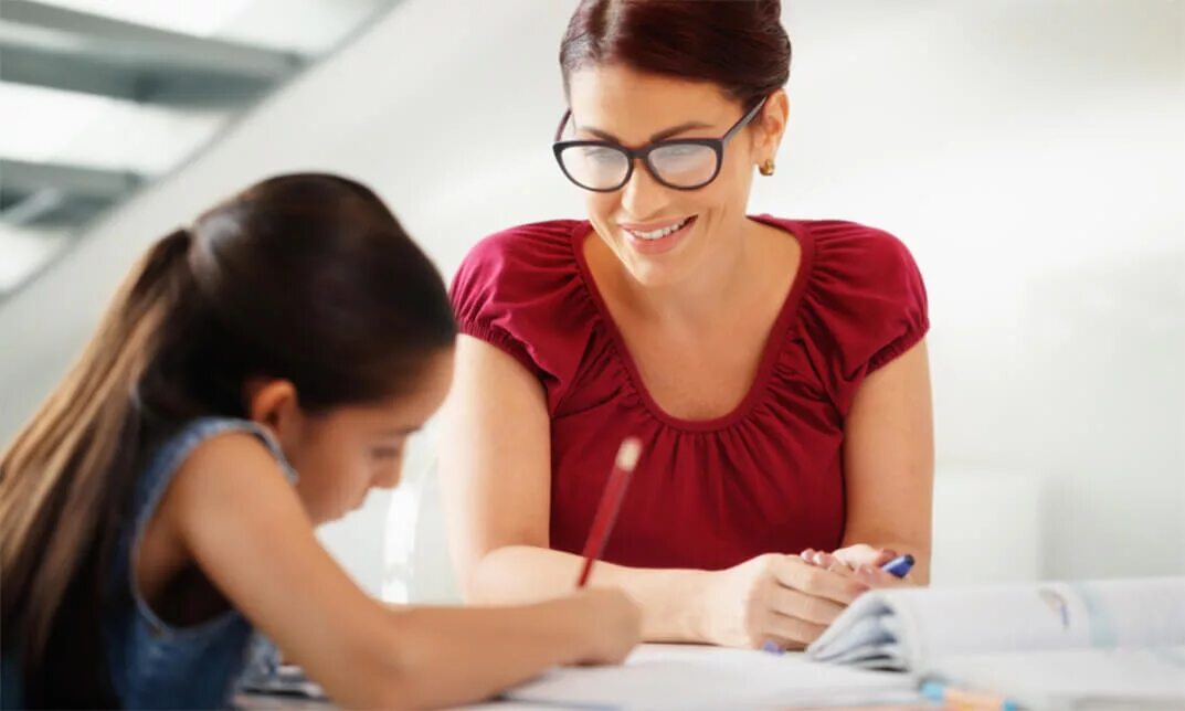 Teaching assistant. Деловая женщина учит девочку. teacher assistant. assistant teacher and teacher.