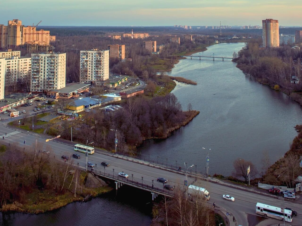 Река Серебрянка в Пушкино. Набережная Пушкино Серебрянка. Парк Серебрянка Пушкино. Мост Пушкино серебряну.