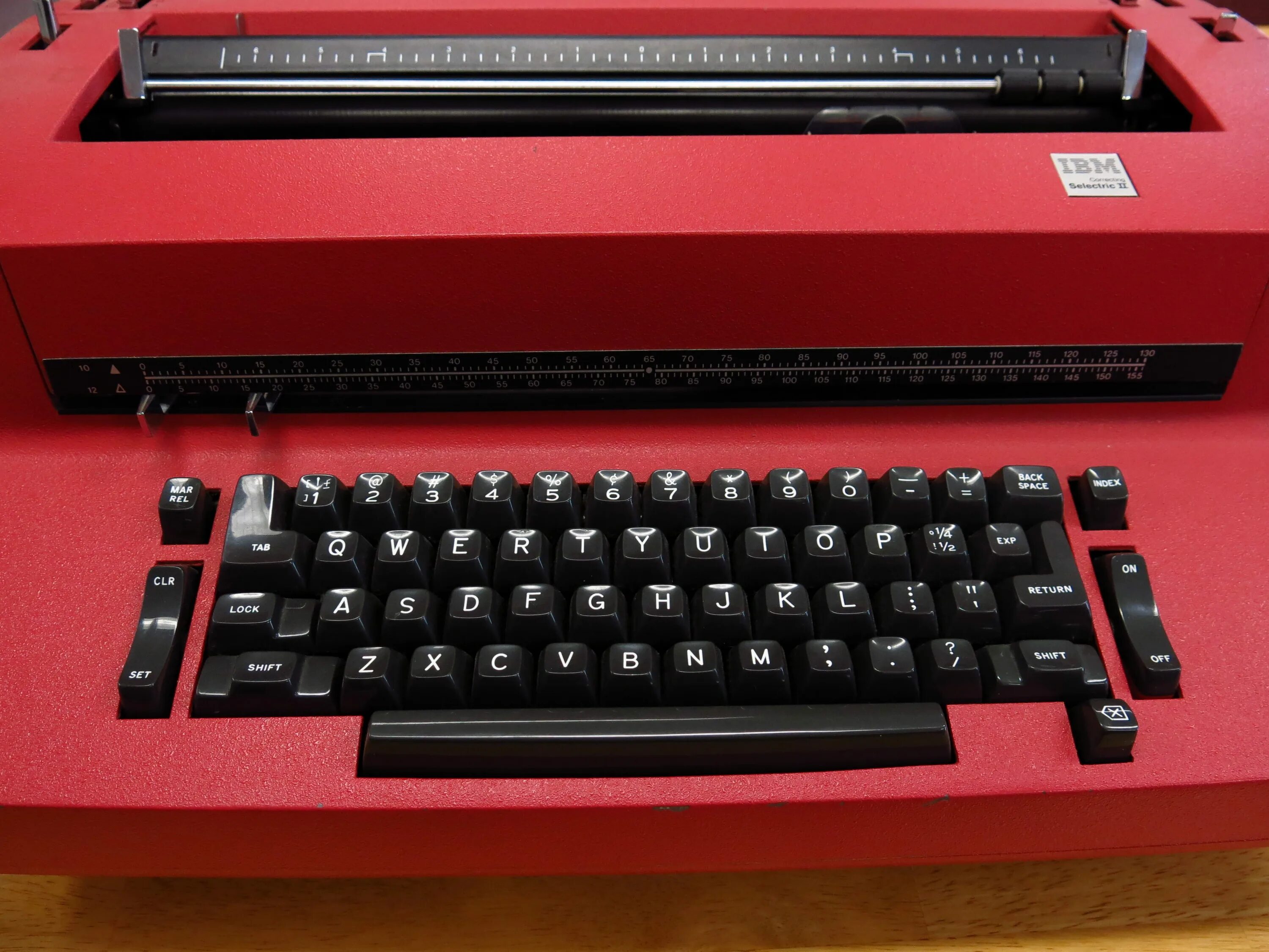 Word machines. Клавиатура печатная машинка. Клавиатура ретро печатная машинка. Печатная машинка и компьютер. Красная печатная машинка.