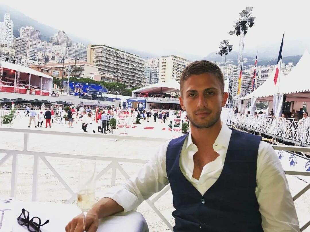 Бизнесмен инстаграм. Алекс смерфит. Бизнесмен инстаграм. Деловой портрет мужчины. Мужчина в офисе.