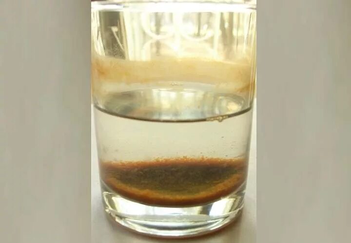 железо порошок. вода с осадком в стакане. Iron пудра. Fe это порошкообразное. порошок железа в воде.