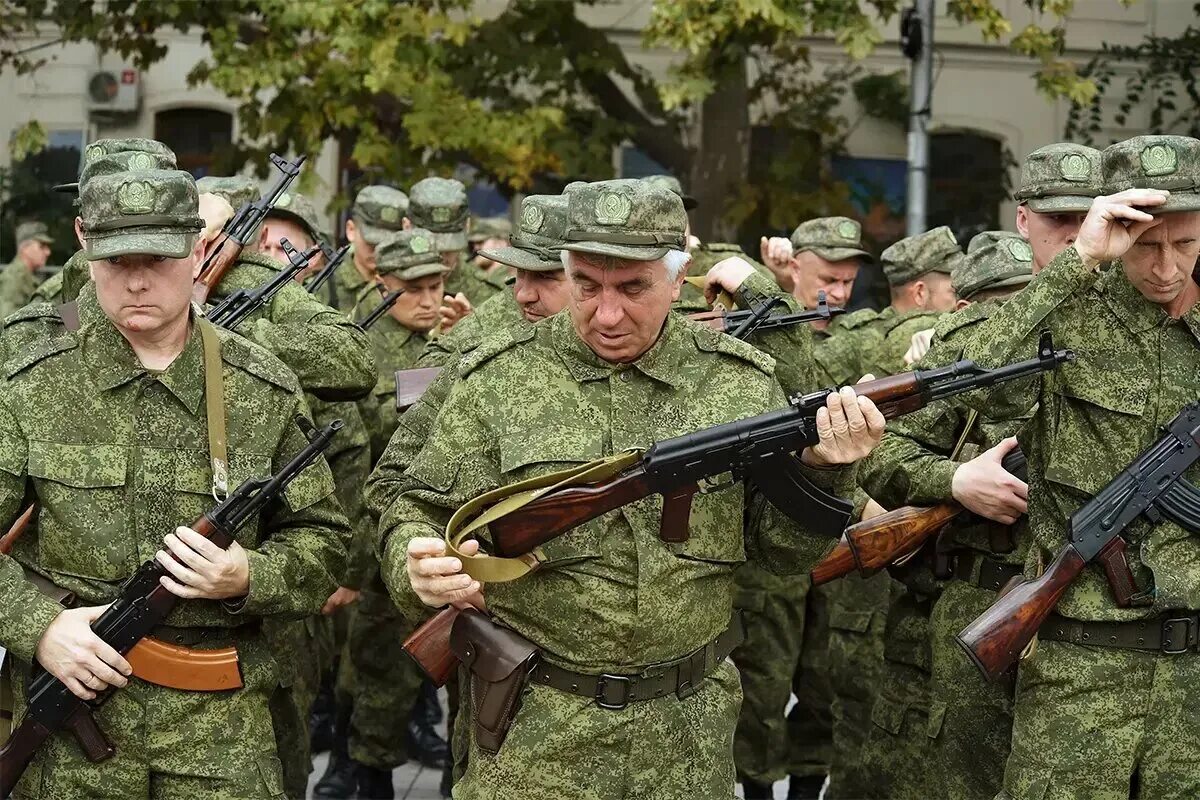 Военных призывают. Солдат Российской армии. Военная форма. Военнослужащие России. Солдаты России.