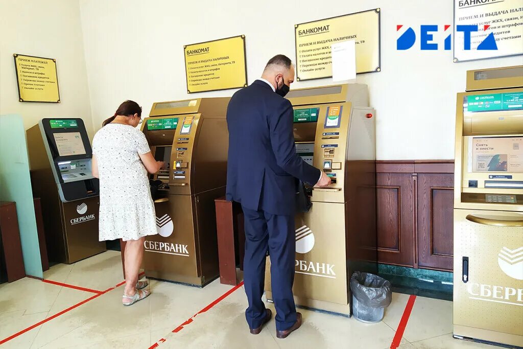 Банкомат выдает деньги. Деньги в банкомате. Банкоматы наличные. Сбербанк. Банки без обмана