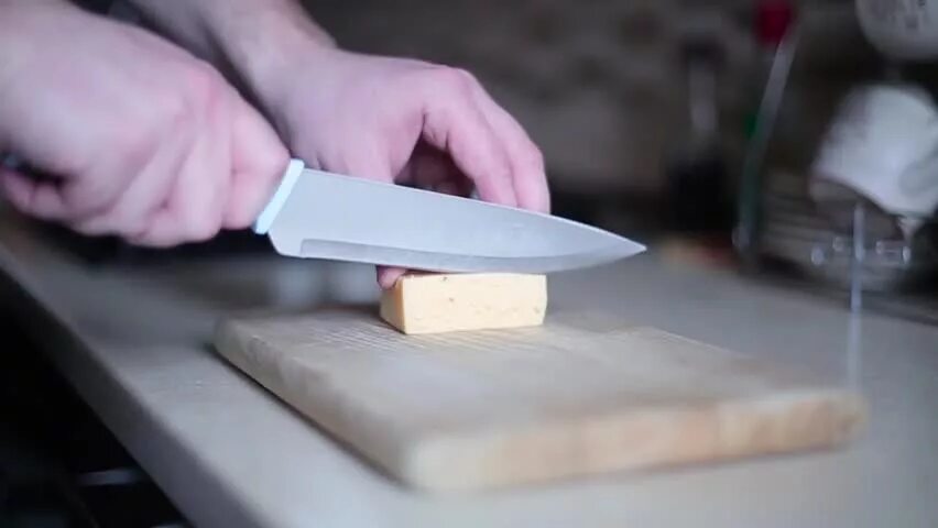 Папа готовит. Режет отца. Режет отца. Папа режет хлеб. Режет отца.