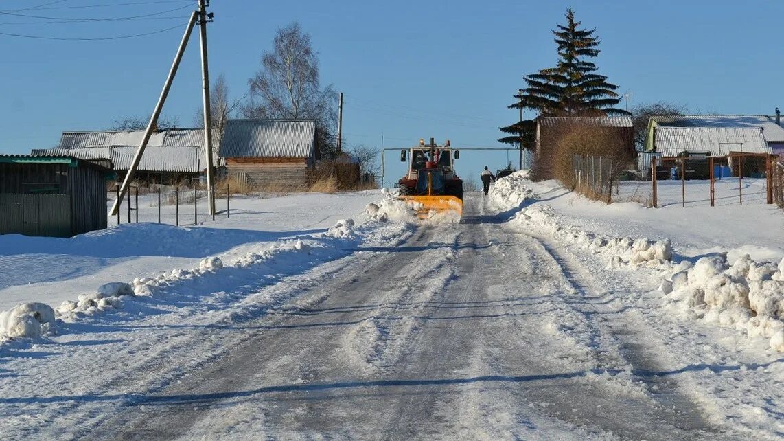 Прочищенные дороги. Климат Путятинского района. Снежные колеи на улицах села. Село чистят дороги. Бутылицы зимой.