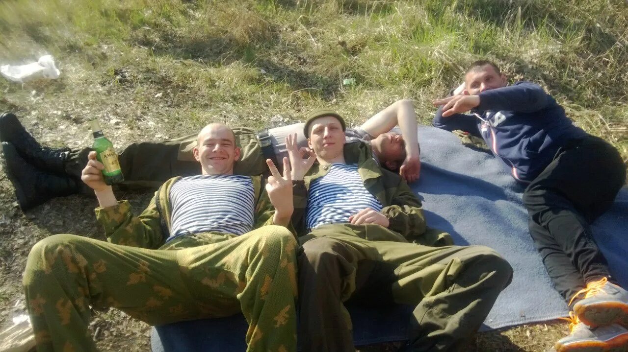 солдаты. лежат русски. оксана зарубина на. красивые девушки лежа. лежат русски.