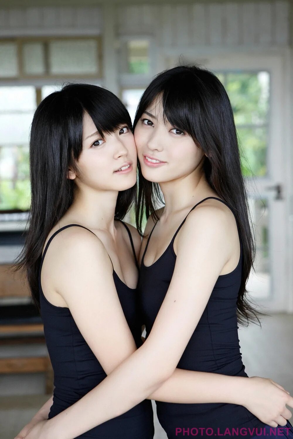 Japanese girl lesbian. Airi Suzuki and Maimi Yajima. Судзуки систер. Азиатки Близнецы. Красивые близняшки азиатки.