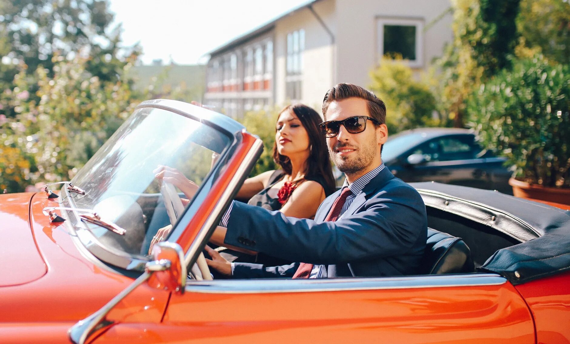 ищу богатого мужа. успешный мужчина с женщиной. состоятельный мужчина. ищу мужчину. миллионер с девушками в костюме.