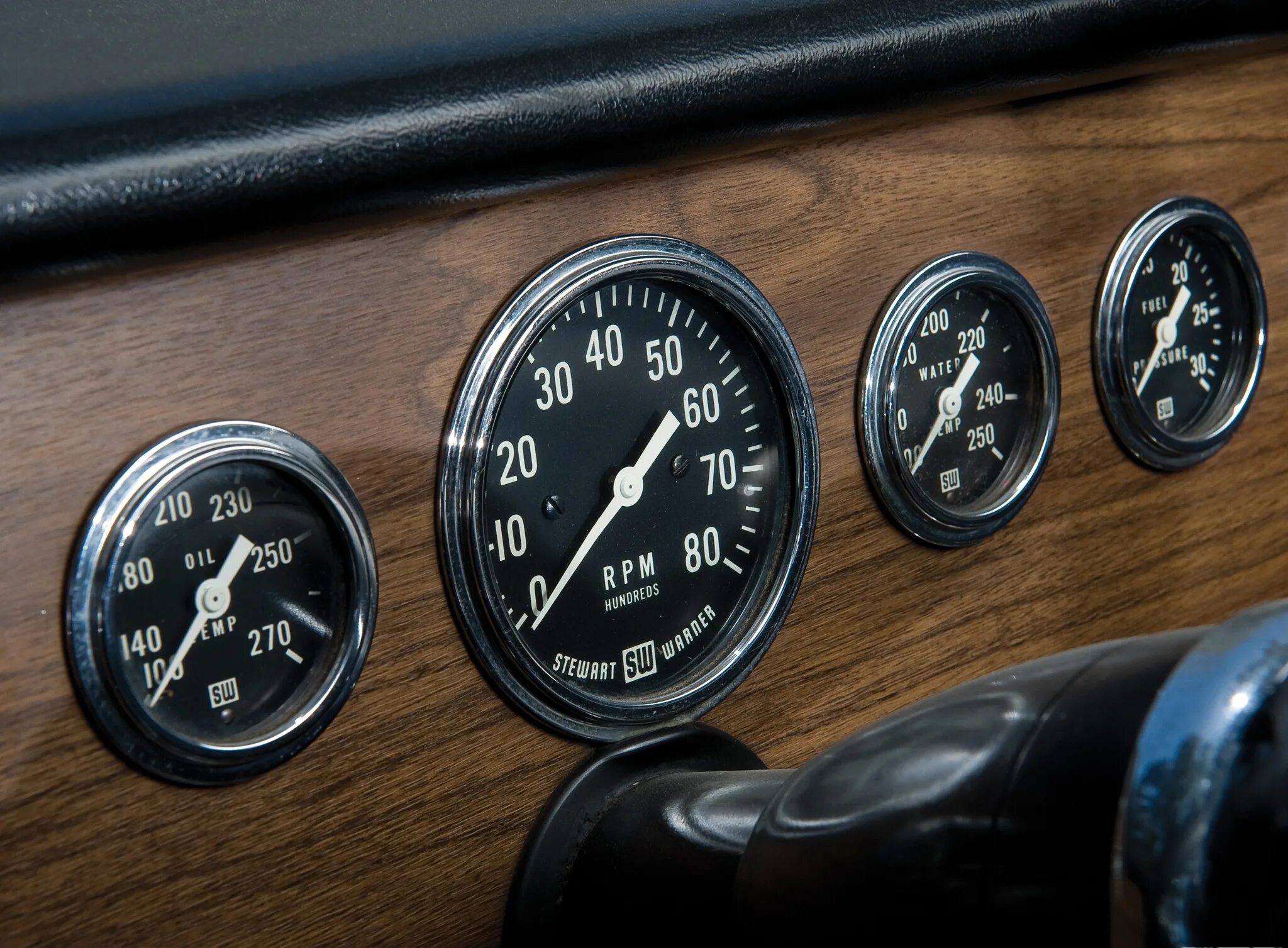 Приборные панели старых автомобилей. Панель приборов ваз 2121 нива старого. Ваз 2106 щиток приборов 1. Chevrolet camaro ss 1969 салон. Приборка зил 131.