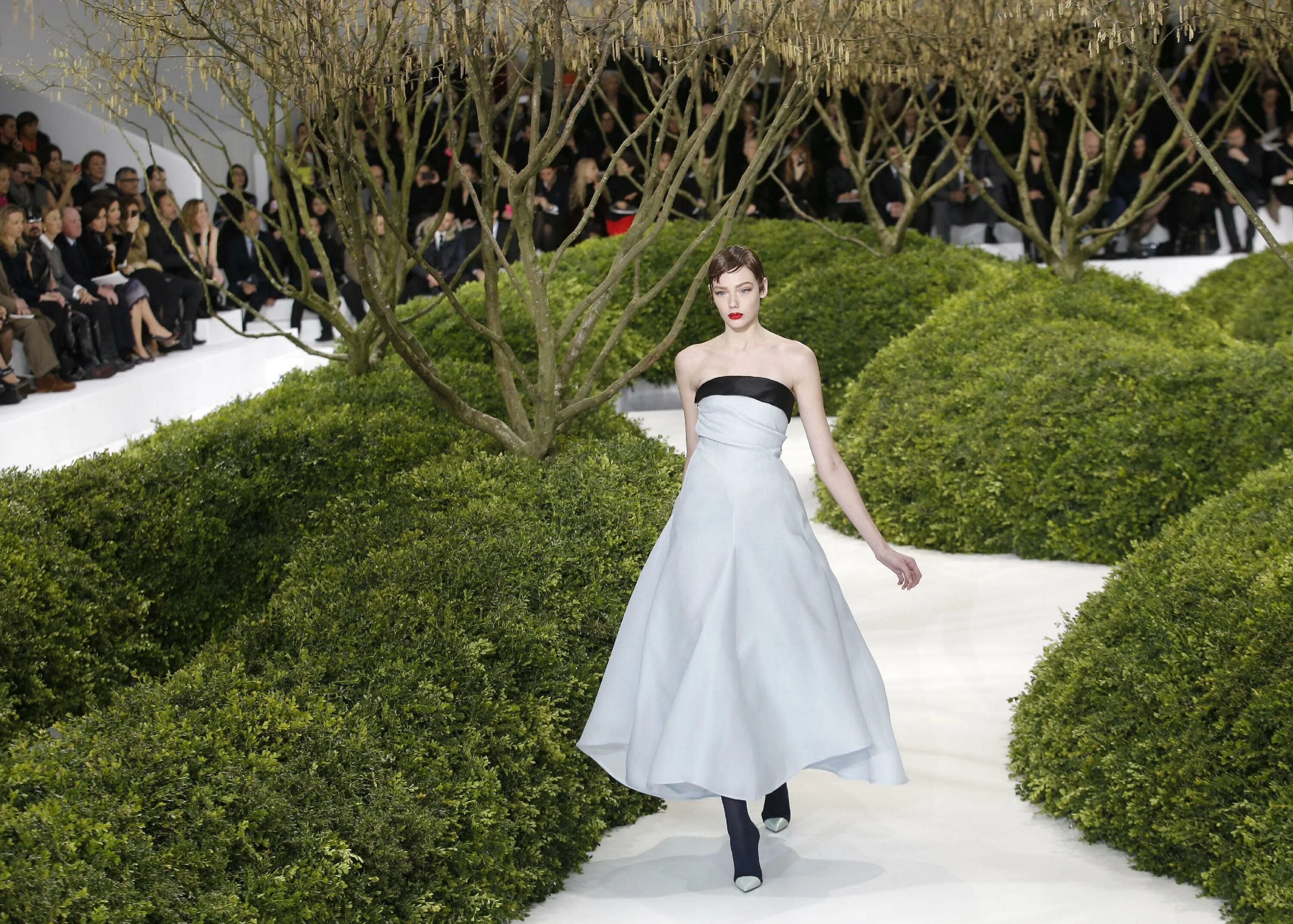 Кристиан диор сестра катрин. Катрин диор. Dior Couture 2013. Кристиан диор певица. РАФ Симонс диор.