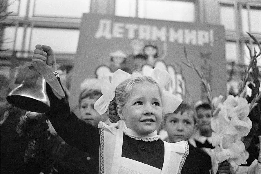 Советская школа в россии. День знаний СССР. Советские школьники. Первоклассники СССР. Первоклассница СССР.