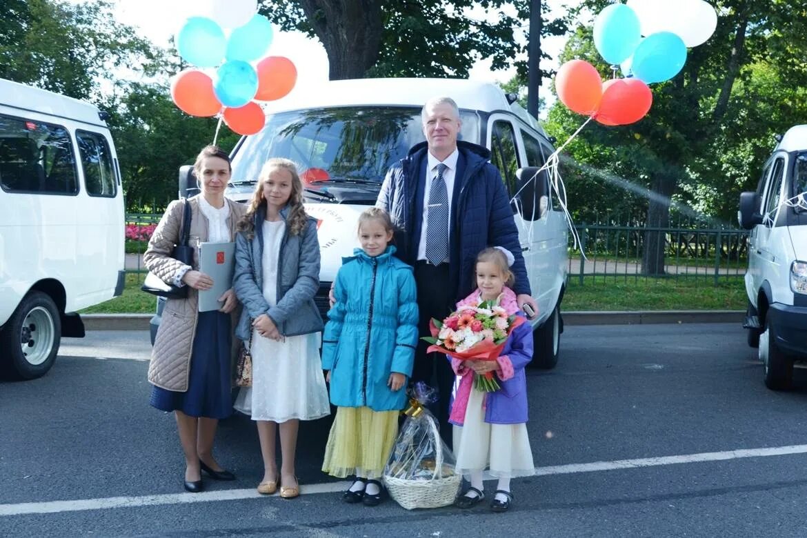 Семейный автомобиль для многодетных 2024. Автомобиль для многодетных. Автомобиль для многодетных семей от государства. Вручение автомобилей многодетным. Микроавтобус для многодетной семьи.