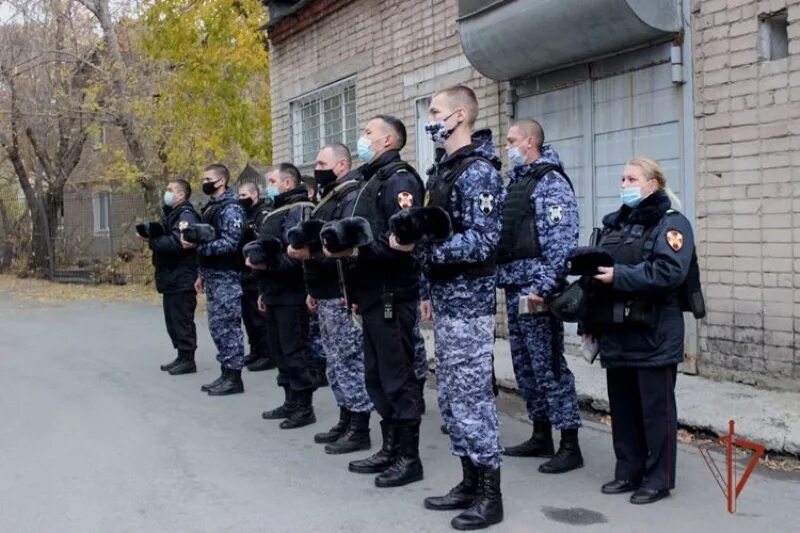 Уво внг по челябинской области. Сотрудник вневедомственной охраны. Росгвардия охрана. Росгвардия вневедомственная охрана. Освобождение заложников Росгвардия.