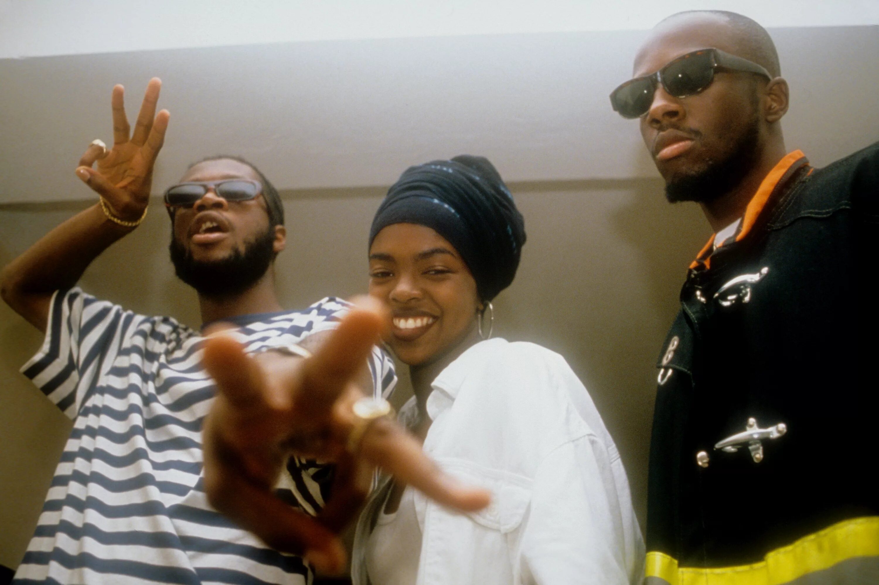 Рэп хиты 2000 х. Fugees. Трио the Fugees. Lauryn Hill хип хоп. Трио «the Fugees» и дуэт Outkast.