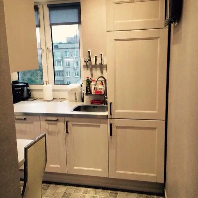 Refrigerator closes the window in the kitchen photo (43 Photos)