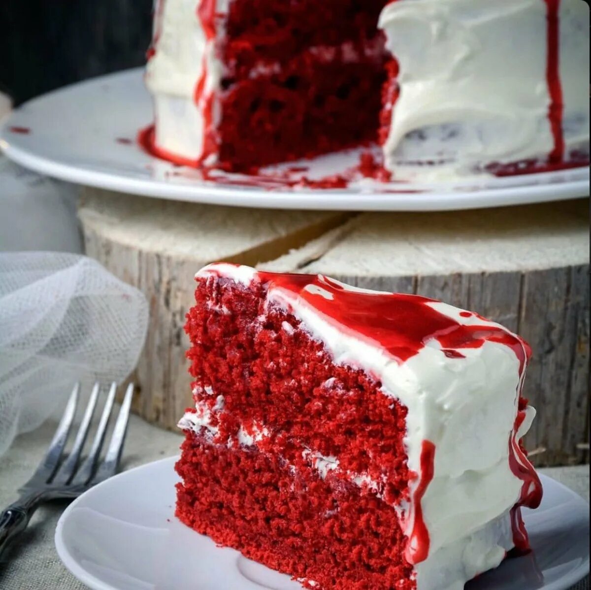 Мирель красный бархат. Торт красный бархат украшение для девушки. Торт красный бархат для девочки. Торт «ред вельвет». Торт красный бархат евроспар.