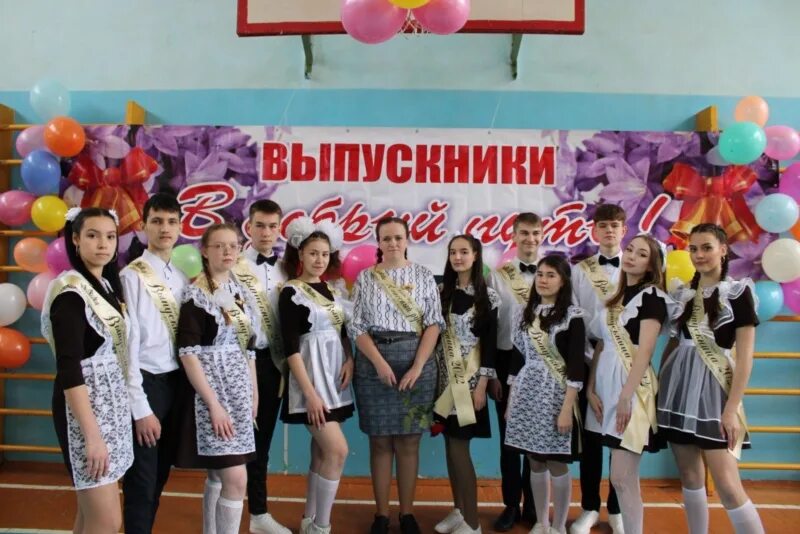 Выпускники 17 школы. Г Новочебоксарск школа 17. МБОУ СОШ 9 Новочебоксарск. Девятая школа Новочебоксарск. 25 Мая последний звонок 2022.