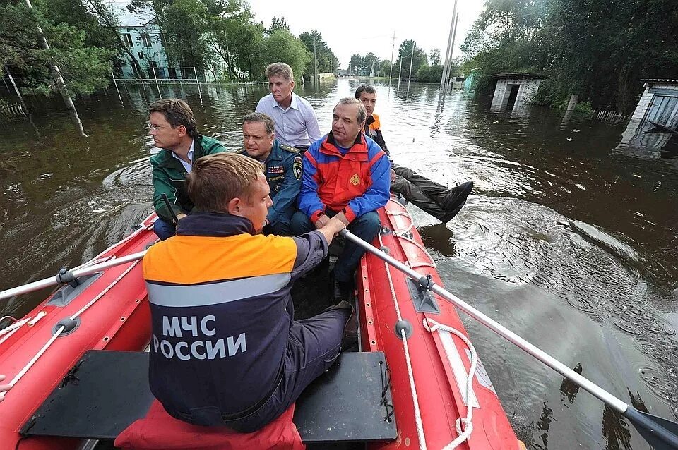 МЧС России наводнение. МЧС при наводнении. МЧС спасает от наводнения. Спасение людей при наводнении.