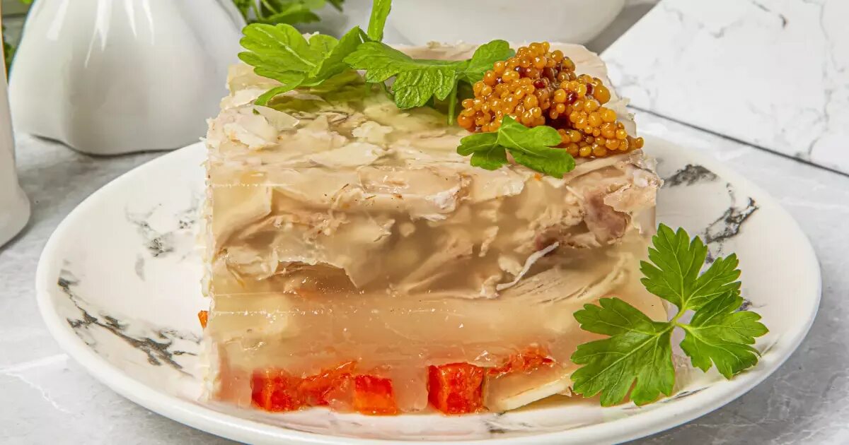 Приготовить холодец рецепт. Холодец куриный. студень куриный. холодец из курицы. красивый холодец.
