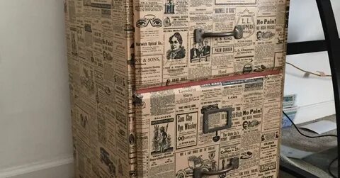 Под газетой