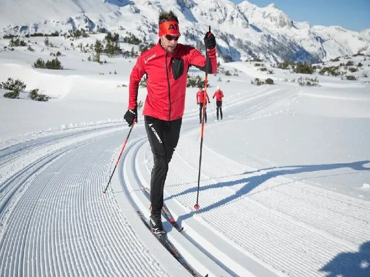 Skiing track. Кросс Кантри лыжи. Горные и беговые лыжи. Лыжник беговые лыжи.